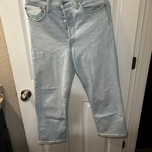 Light Wash Levi’s Ribcage Straight Ankle Jean